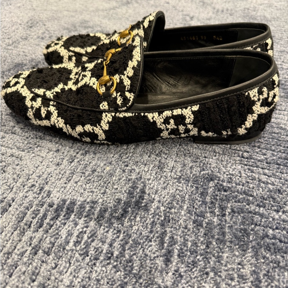 Gucci Black and White Patterned Loafers with Gold Detail - Picture 6 of 9